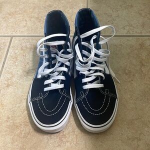 Vans Sk8-Hi Shoe in Navy